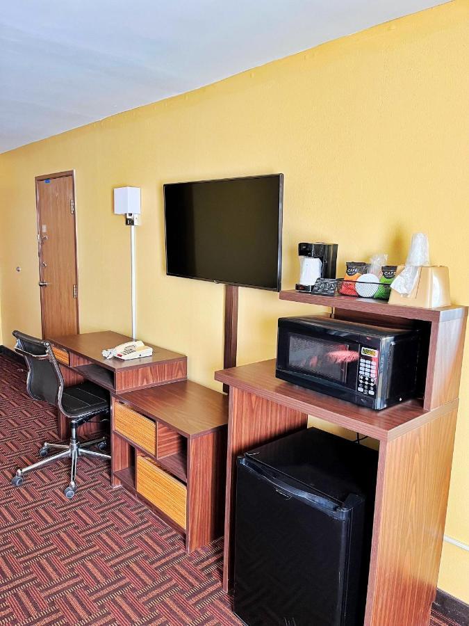 Super 8 By Wyndham Peoria Motell Exteriör bild